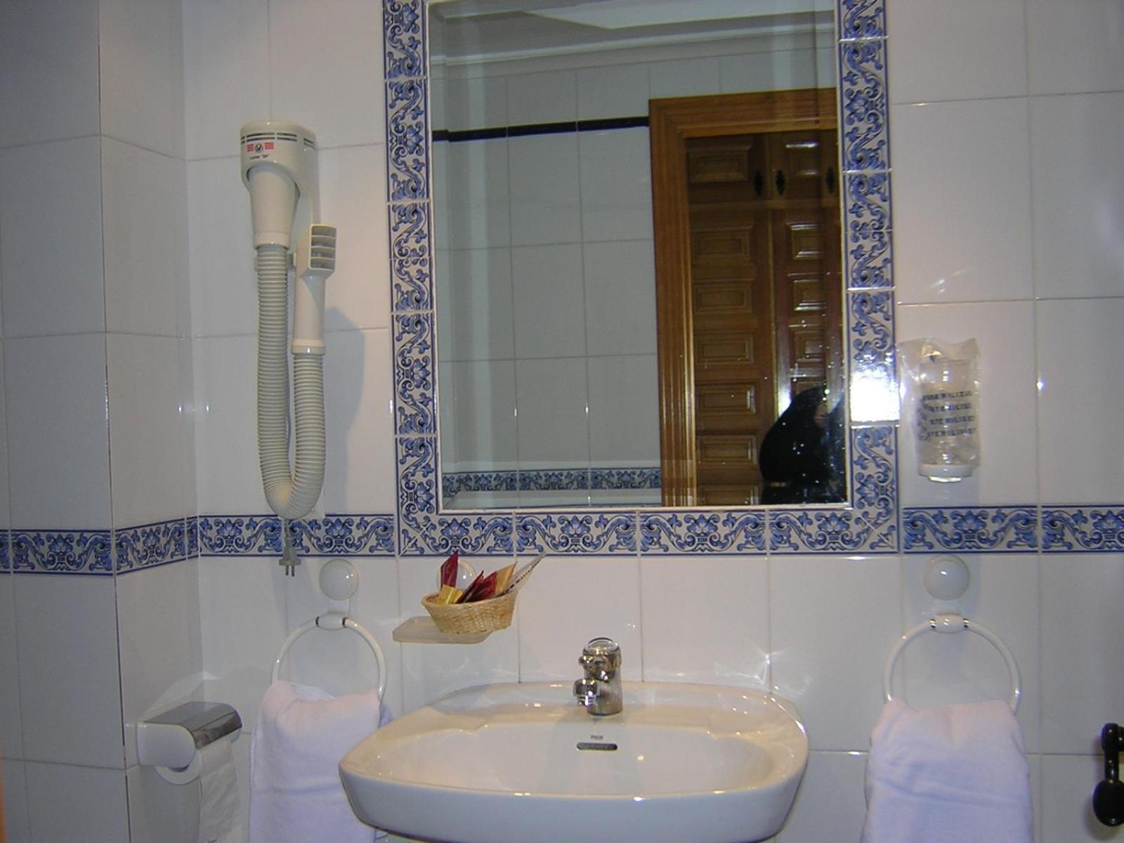 Canete  Hostal Restaurante La Muralla מראה חיצוני תמונה