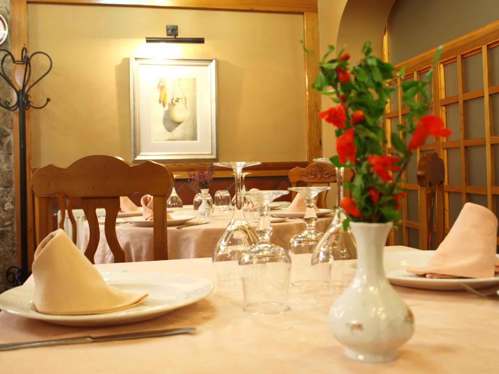 Canete  Hostal Restaurante La Muralla מראה חיצוני תמונה