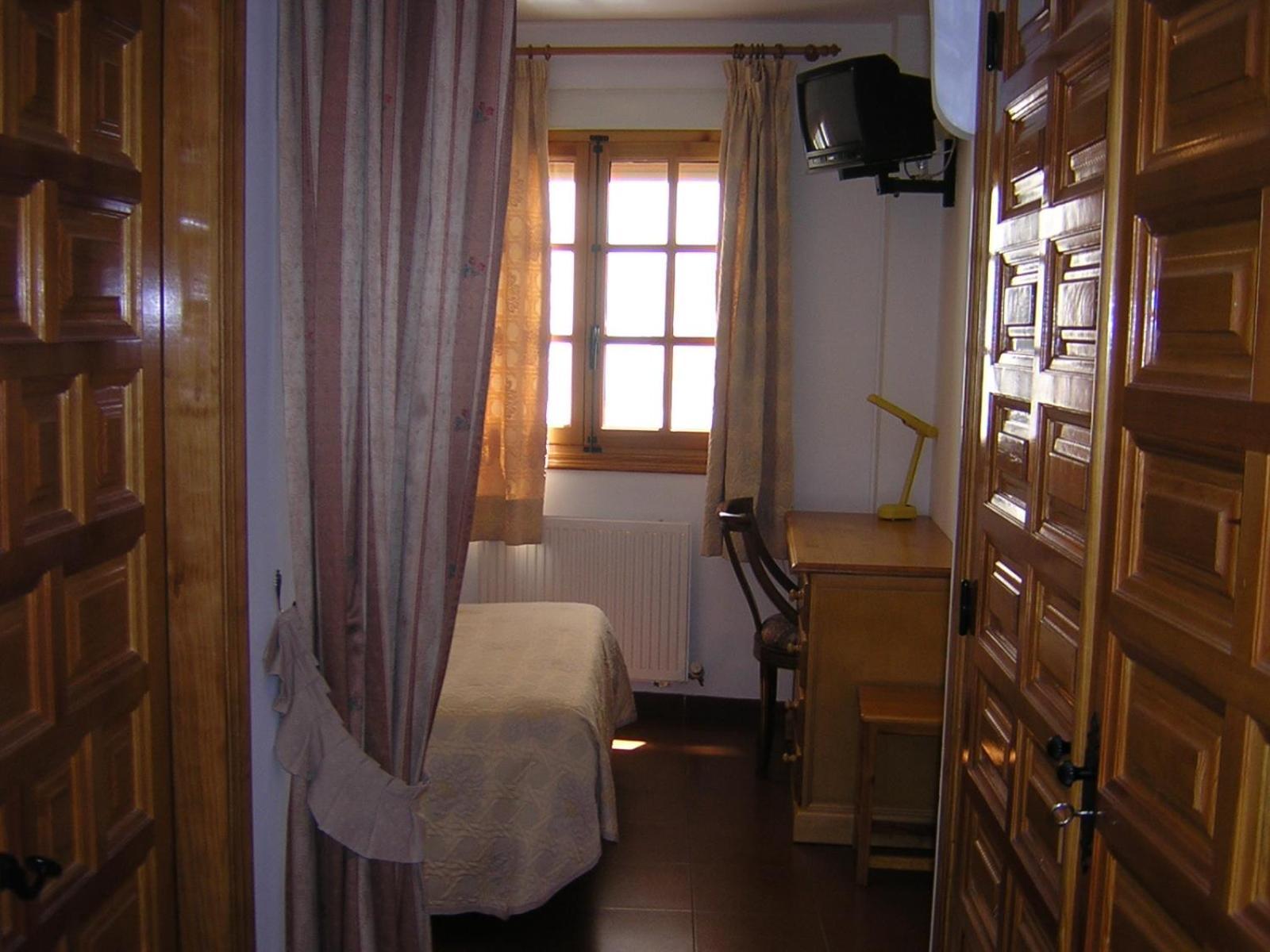 Canete  Hostal Restaurante La Muralla מראה חיצוני תמונה