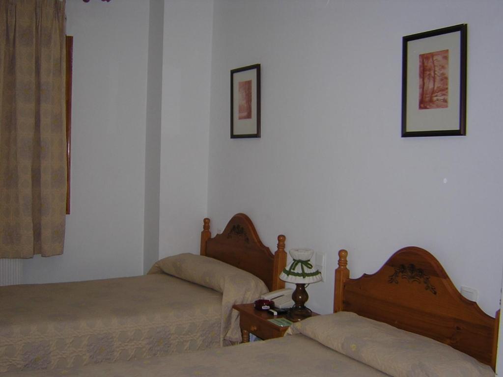 Canete  Hostal Restaurante La Muralla מראה חיצוני תמונה